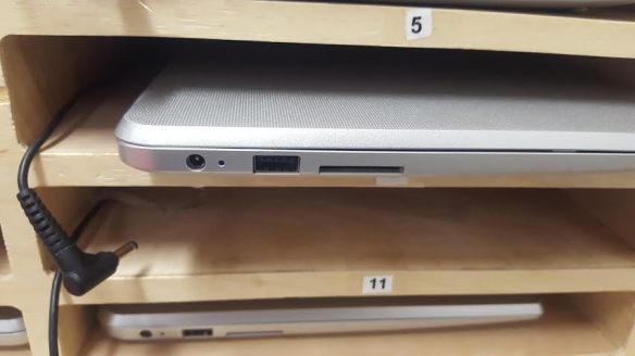 Chromebook that is unplugged despite the plug being right beside it